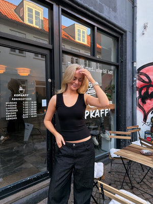 Stinna V-kaula-aukkoinen toppi - Musta