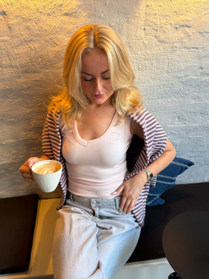 Stinna V-kaula-aukkoinen toppi - vaaleanpunainen